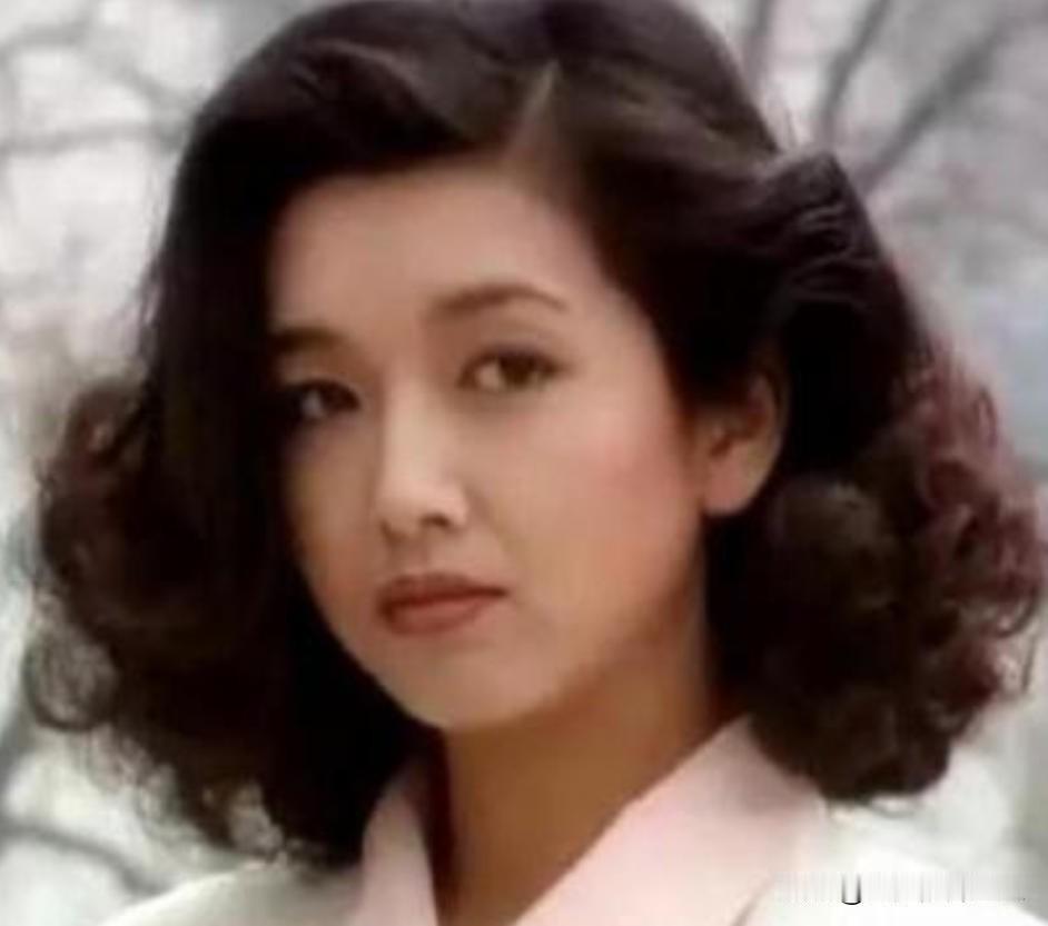 1998年，江珊在美国生下了女儿，王志文马不停蹄坐飞机去看孩子，见面就夸孩子的名