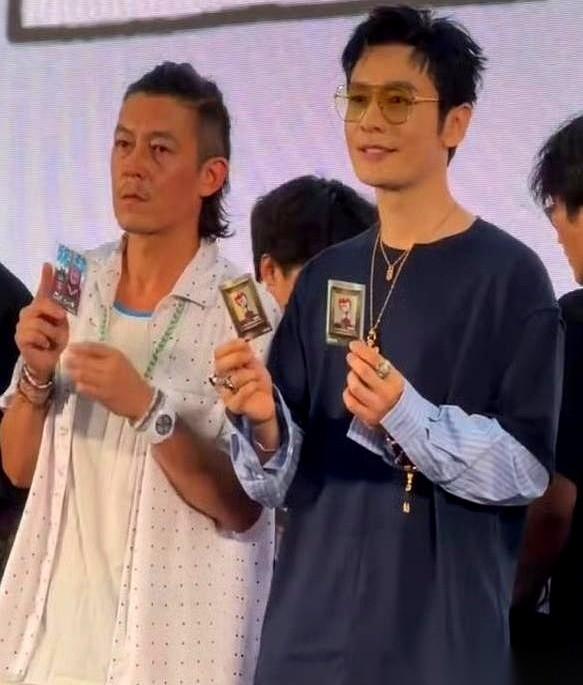 黄晓明和陈冠希站一块儿，那照片我看了半天。
好多人说陈冠希赢麻了。
我觉得吧，黄