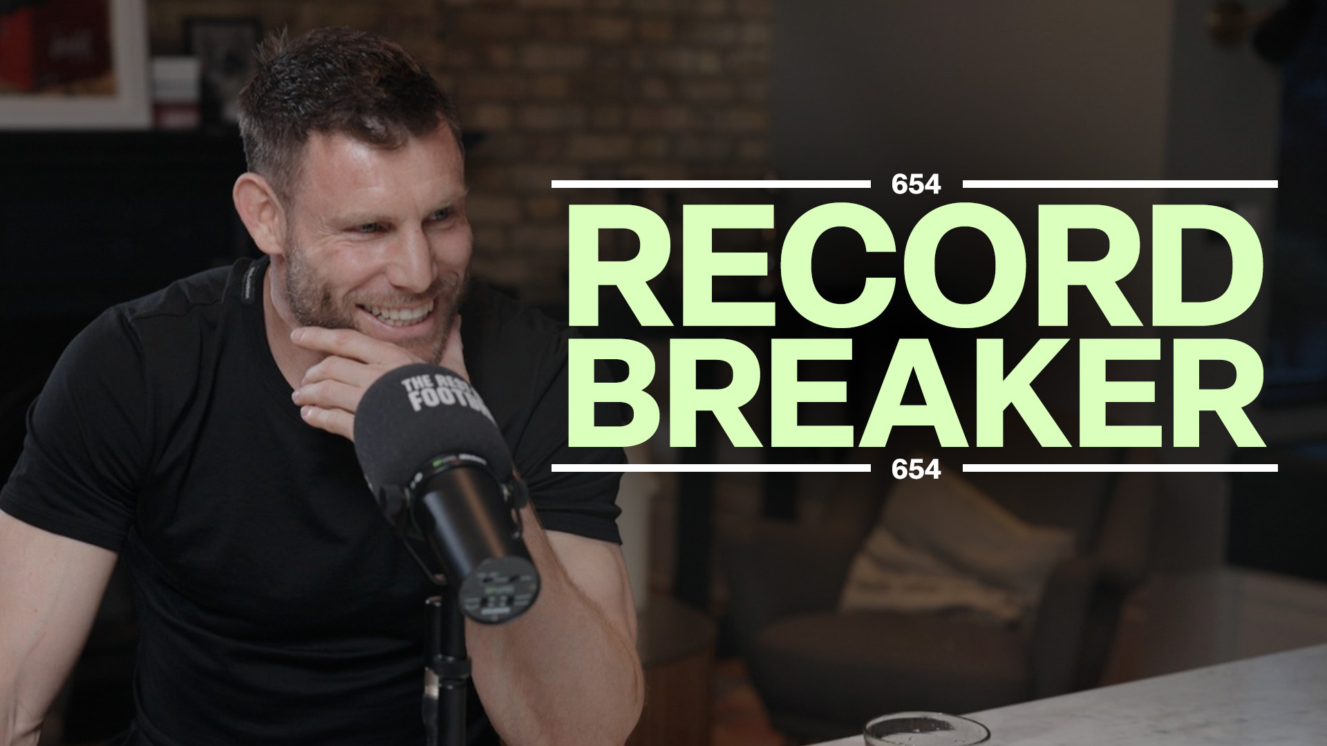 米尔纳参与英格兰名宿莱因克尔《The Rest is Football》的足球播