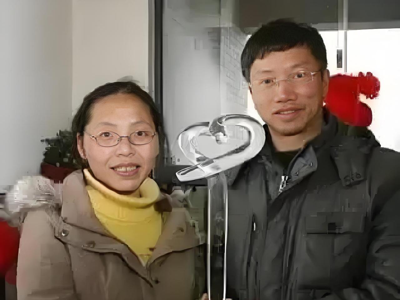2000年夏，成都名校化学老师胡忠抱着8个月大的女儿，对妻子谢晓君说：“趁你产假