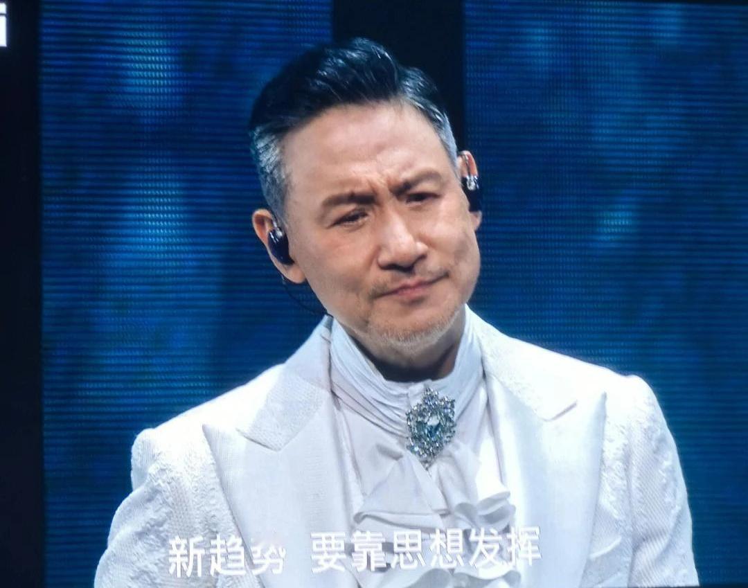 64岁的张学友在东莞演唱会高音破音、忘词，却含泪向观众致歉并提出退票。这场不完美
