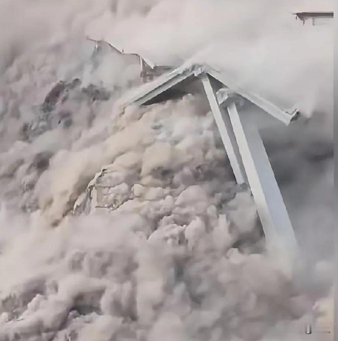 零下2℃的山口，巡查师傅敲路面的小锤子，敲出了10厘米裂缝；24小时的交通管制，