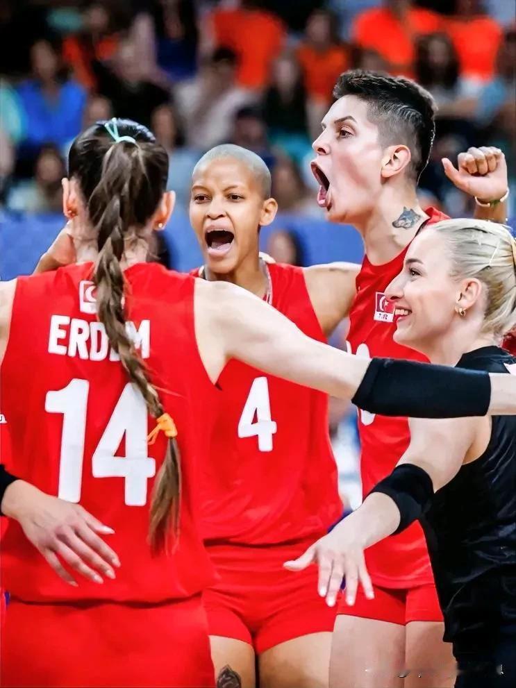 巴黎奥运会女排赛场最新🆕赛况，鏖战五局，让二追三，土耳其女排险胜荷兰队。
7月