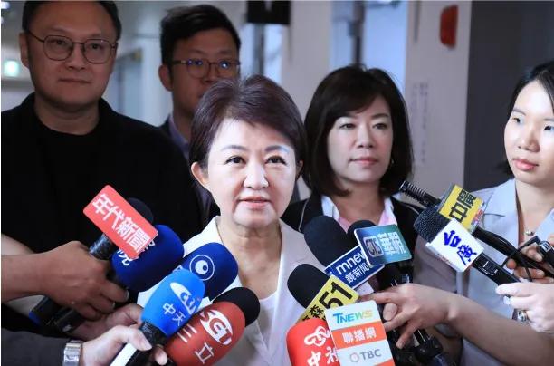 就在刚刚，
台中市长卢秀燕发表声明，
3月31日，针对郑丽文将率团访陆，卢秀燕受