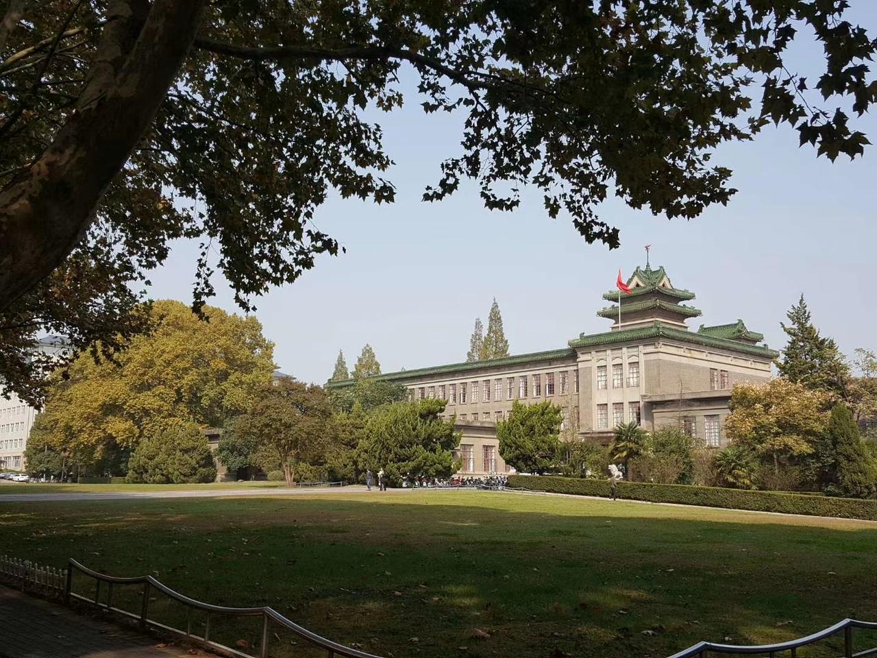 ​《菜根谭》：贞士无心徼福，天即就无心处牖其衷；人著意避祸，天即就著意中夺其魄。