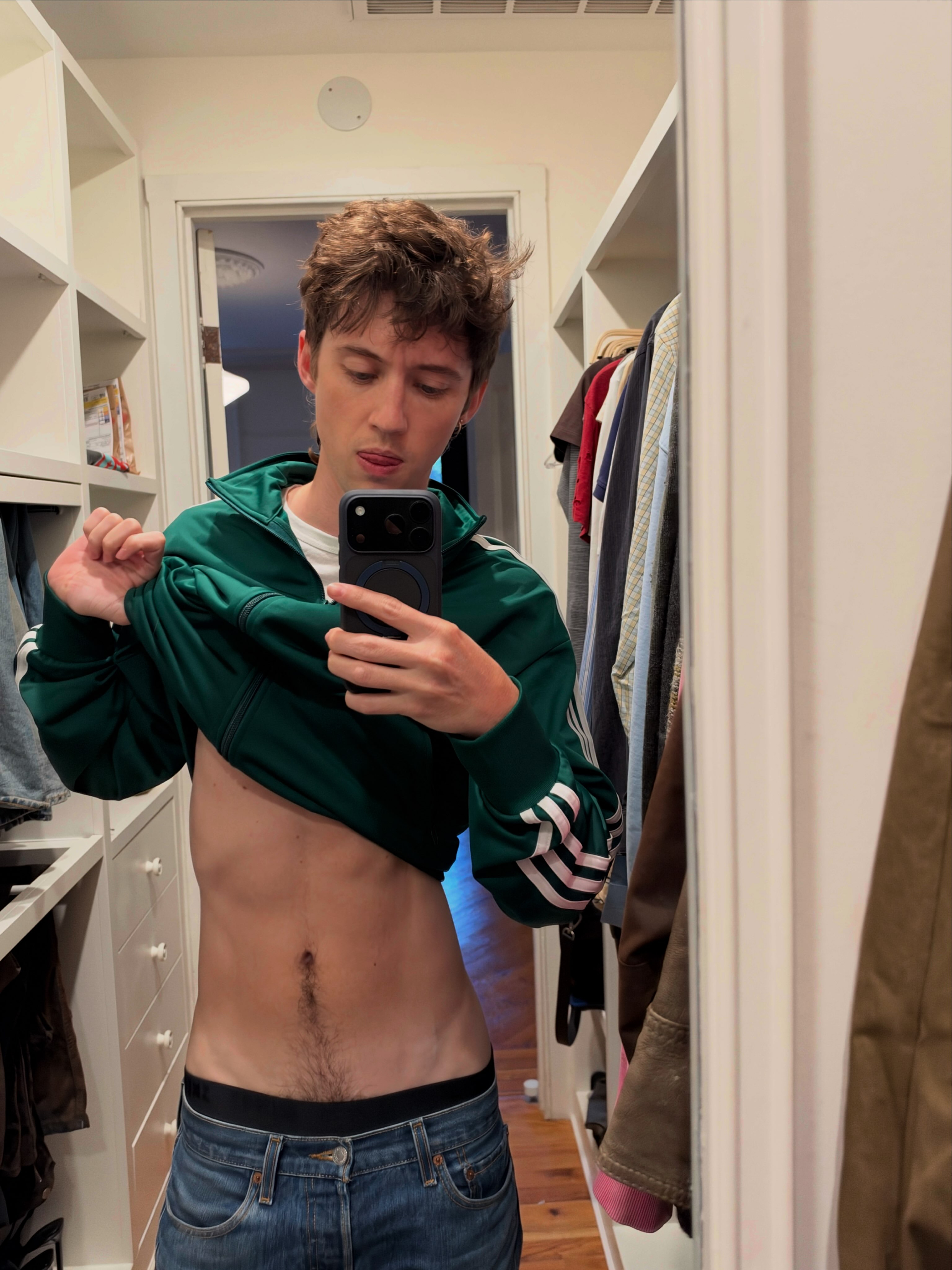 戳爷Troye Sivan秀性感小蛮腰新自拍！[色][舔屏][么么哒][爱慕] 