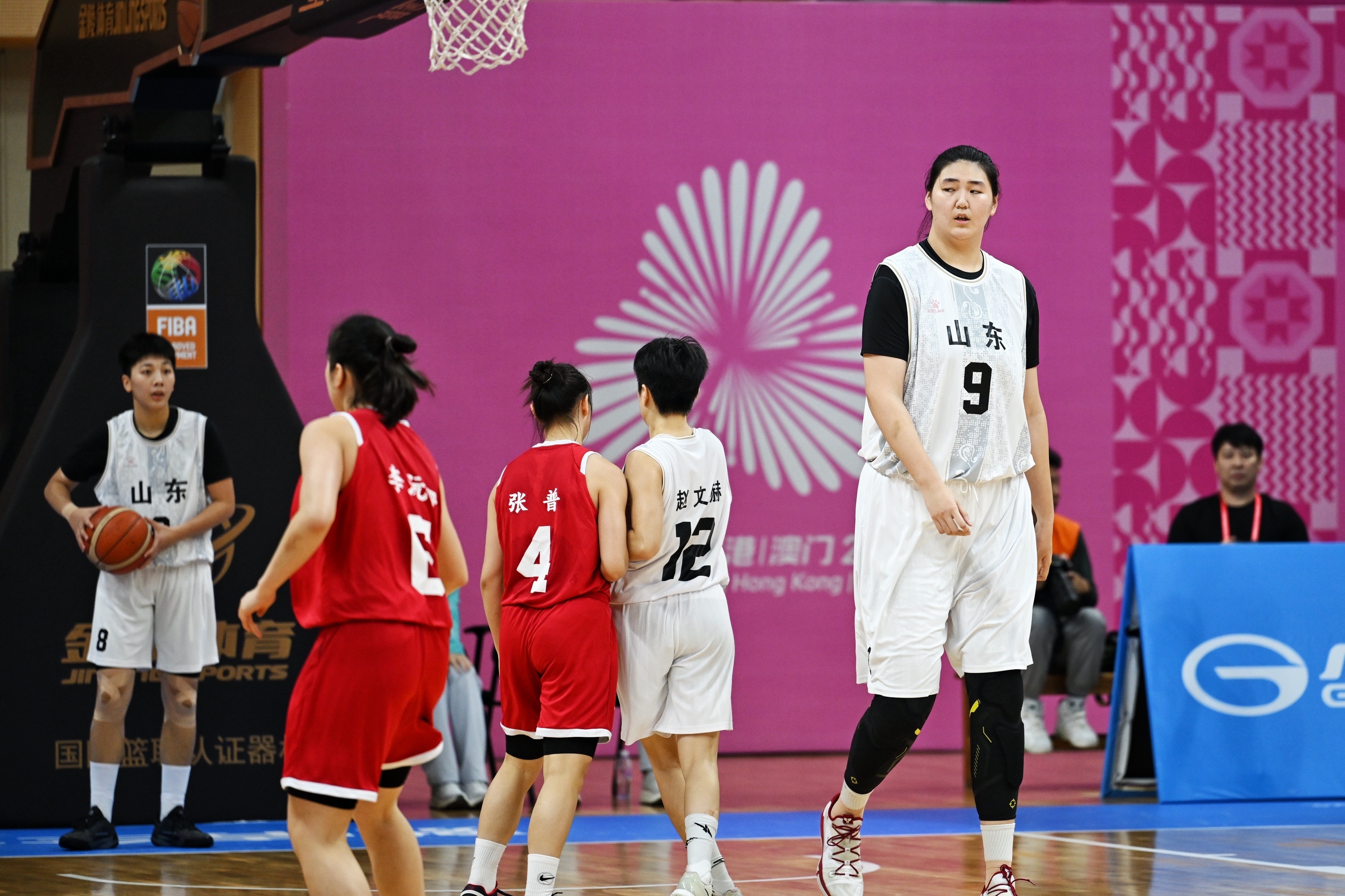 张子宇正式签约山东高速女篮，具备WCBA联赛上场资格。 