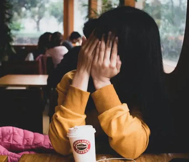 通话结束许久，
母亲再次来电询问：“有心事吗？你唉声叹气的，是不是感情出了问题？