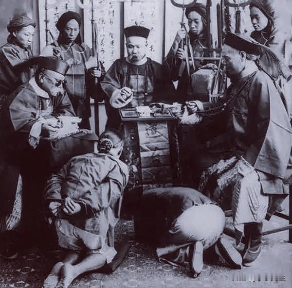 在长达近三百年的统治中，满清统治者通过严酷的政治压迫与文化钳制，使中国社会陷入深