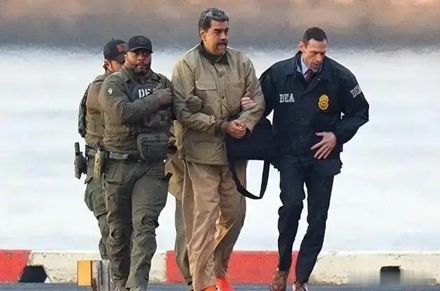 被美国绑架了二个多月的马杜罗，可能开始“崩溃”了！据美媒披露，马杜罗整夜在牢房里