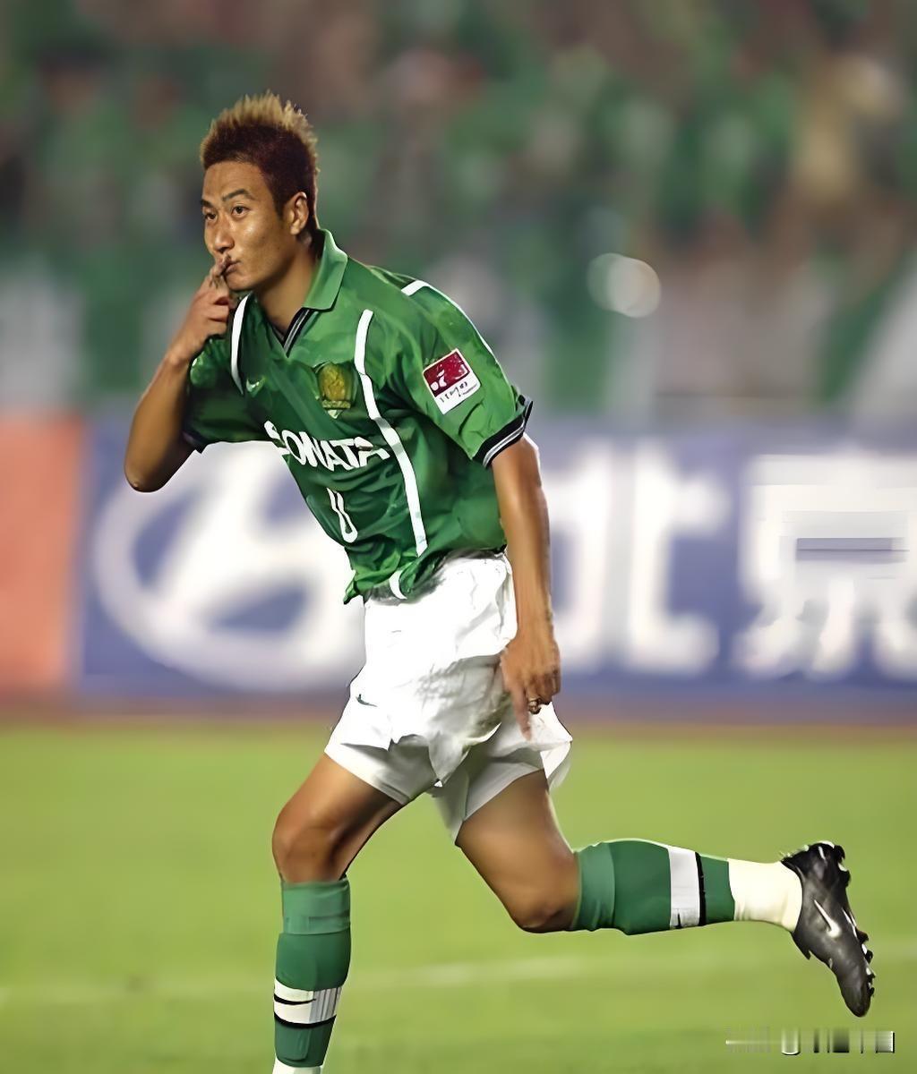 杨璞在北京青年队及前身东城体校、北京市体校踢球时，已是队友眼中的“孩子王”，骨子