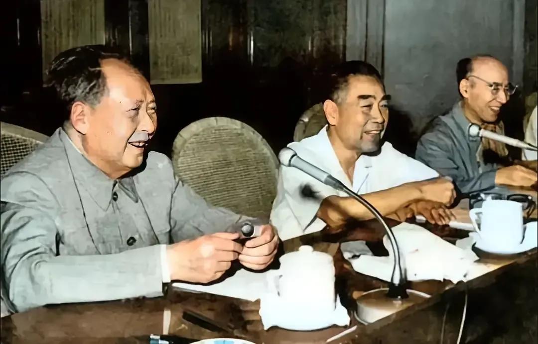 “官气是一种低级趣味，以普通劳动者的姿态出现才是高尚的共产主义精神。”