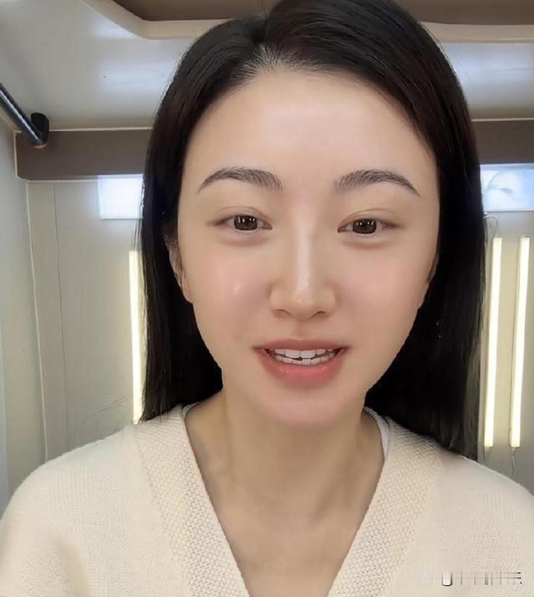 不得不说，
有的人天生就是明星相。
刷到景甜跑到青海拍戏的素颜视频，
真的有被震