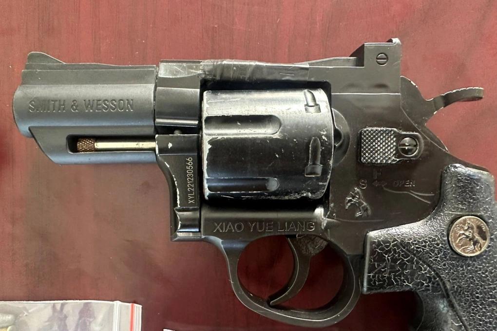 越南岘港市一群 15 至 22 岁青少年因在打架时使用自制刀具并向空中开枪而被警