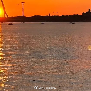 晚安心语 晚安，这世界依然热闹，只是换了一批人在喧嚣。而你，是时候从别人的剧本里