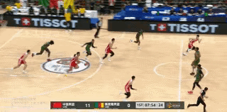 中国男篮朱俊龙真是让人目瞪口呆！在今天中国男篮对阵喀麦隆男篮的邀请赛当中，当时比
