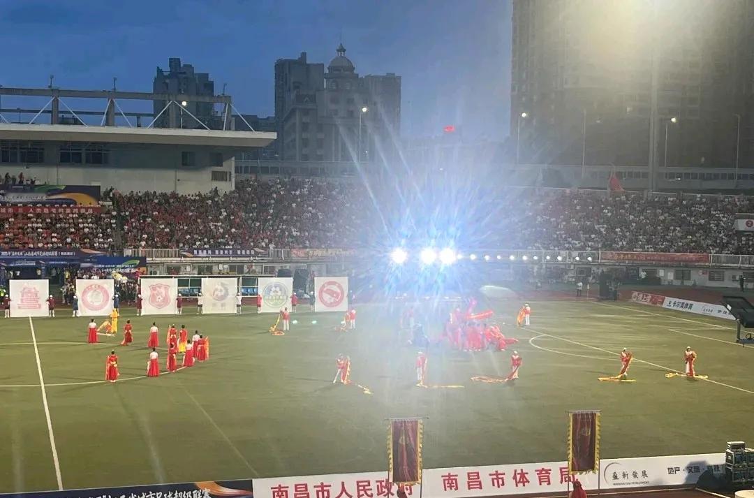 不得不说，相比苏超，赣超进步的空间还很大。
南昌怎么说也是省会，可看这个球场，感