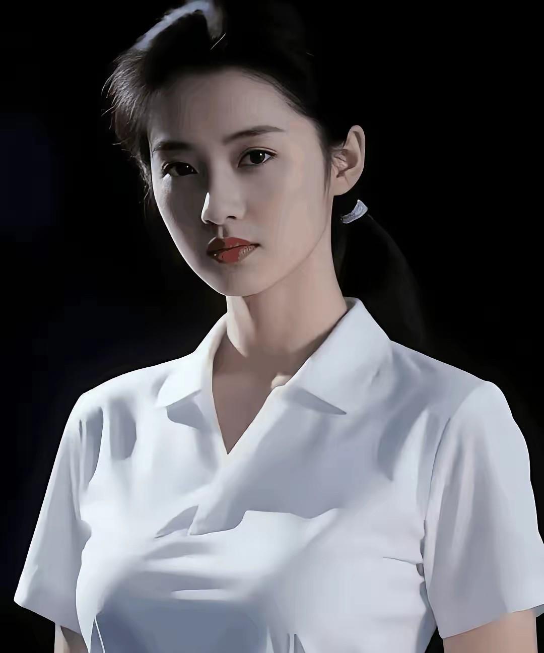 央视曾经最美的女主持，五官特别大气，一头乌黑的秀发简直美若天仙，就算是董卿和张蕾