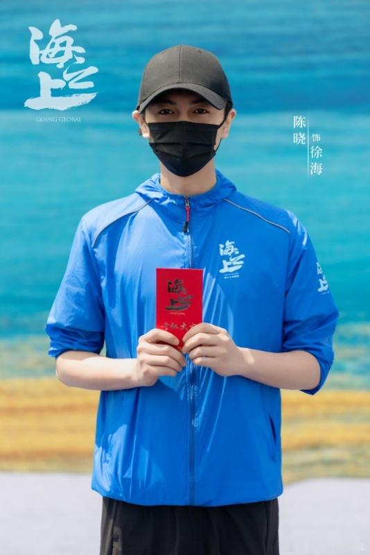 陈晓海之上路透是什么清爽少年气哇🥹一身简练工装出现，自带一股沉稳的故事感，眼神