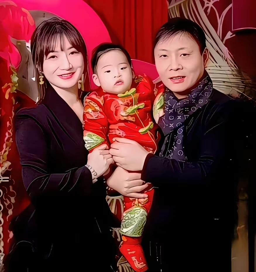 [震惊][震惊][震惊]
看到祁隆和现任妻子、二儿子的全家福，属实有点意外。
 