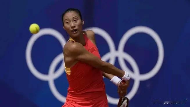 苦战晋级，郑钦文再次上演史诗级大逆转。
奥运网球四分之一决赛，郑钦文对阵德国老将