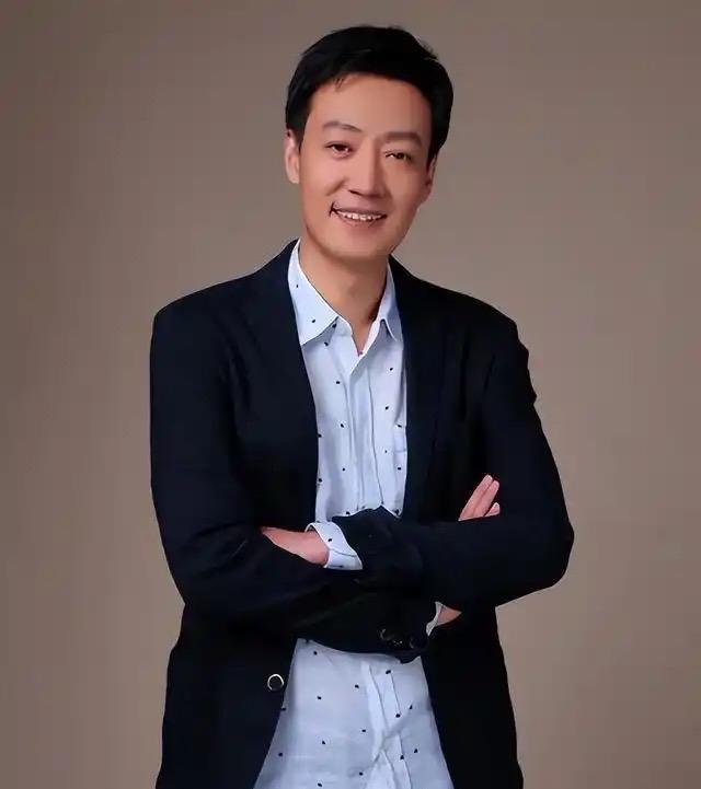 谁也没想到，身为著名演员的辛柏青竟然是一位百里挑一的好女婿。曾经辛柏青凭借着周炳