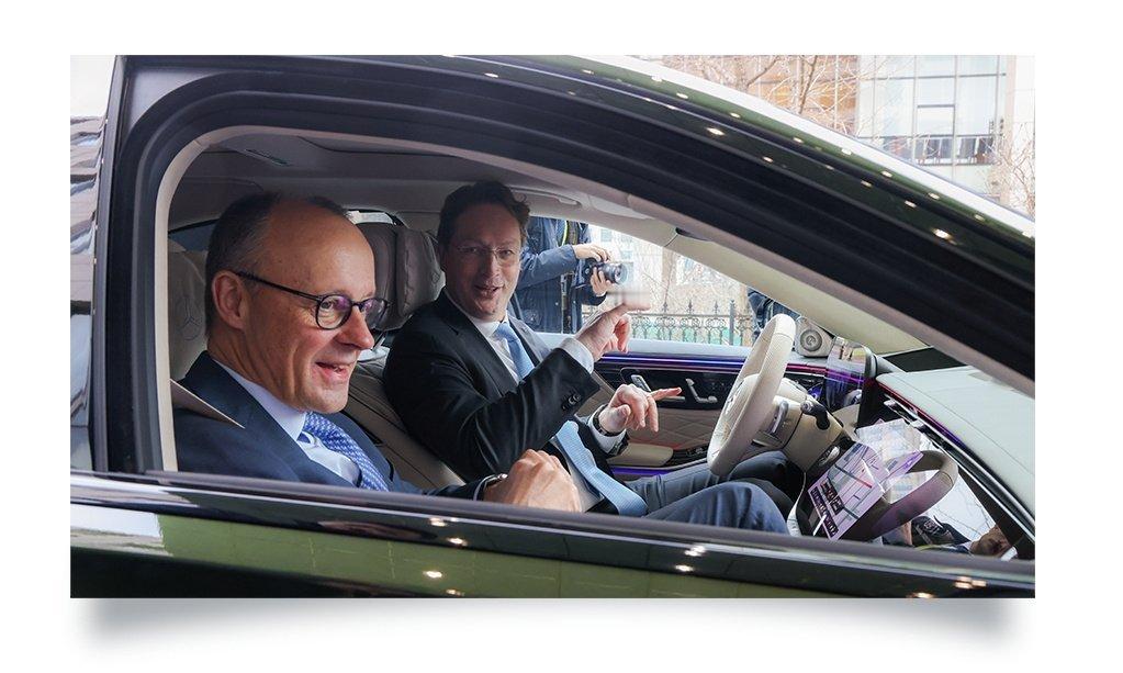 【德国总理体验奔驰新S级Momenta辅助驾驶】2026年2月26日，德国总理默