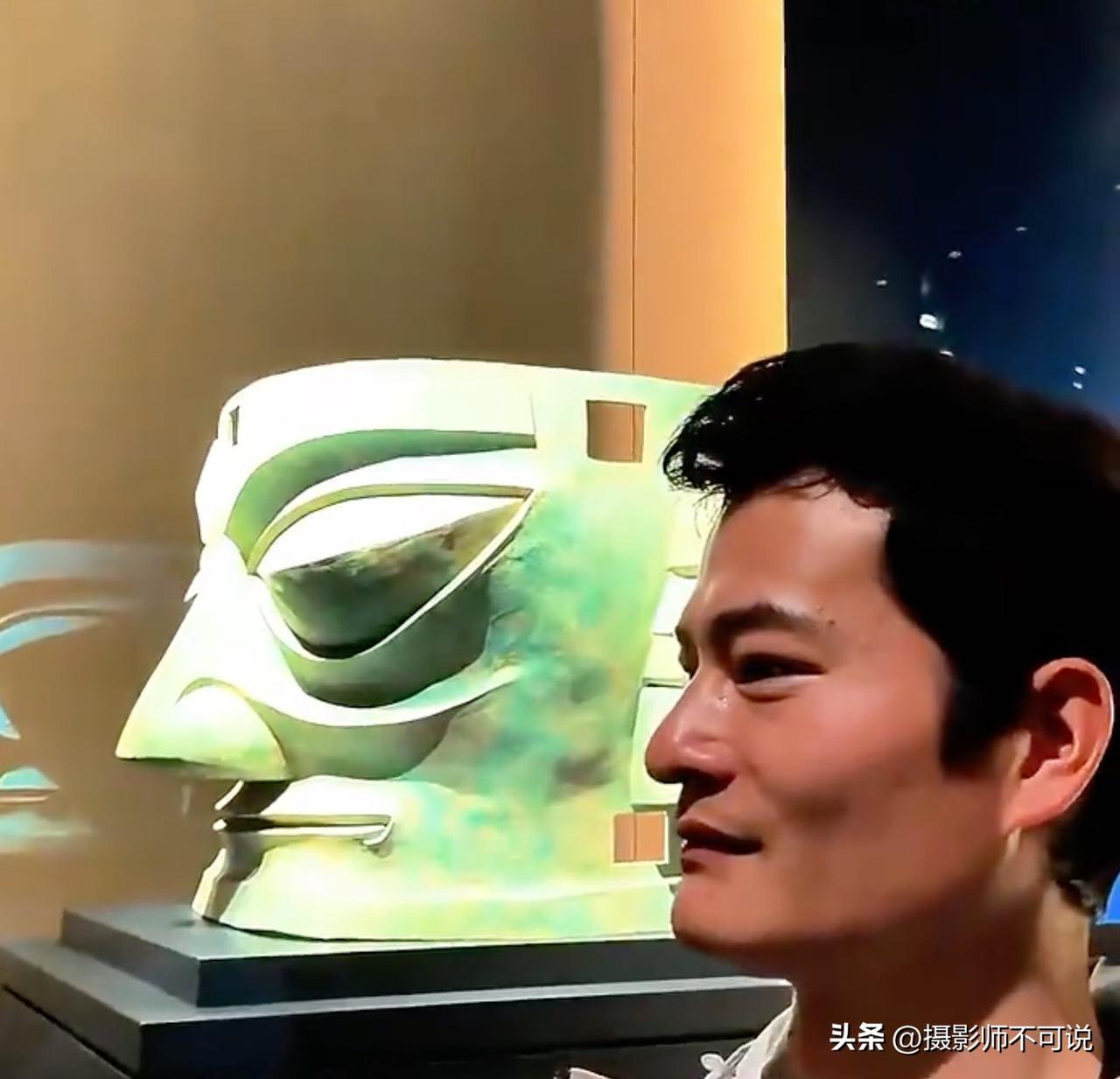 你以为三星堆是写意的？错，也有可能是写实的，有图为证哦！画面上这哥们儿简直和三星