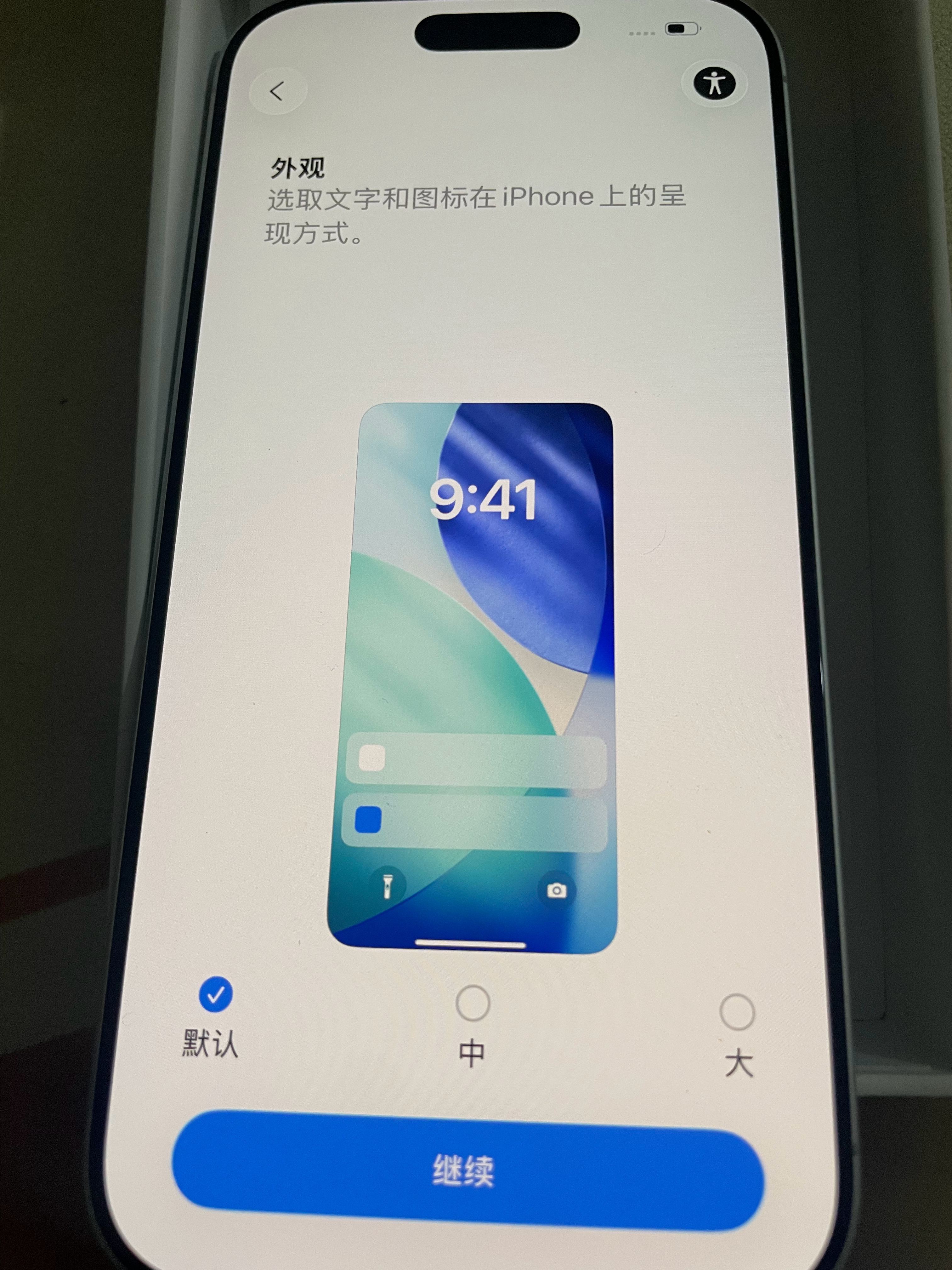 17后盖是磨砂手感，单手可握，其他的系统还在更新中…不清楚[doge] ​​​
