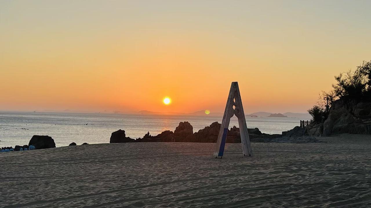 夕阳下的沙滩