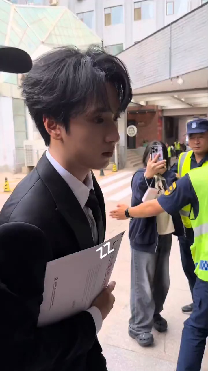 严浩翔答辩 一身黑色西装look简直了学长好帅！答辩顺利，未来皆是坦途！！（cr