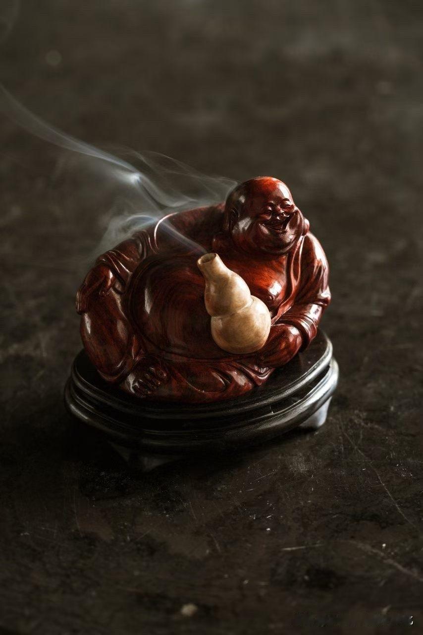 有时候看一尊弥勒，
真正打动人的，并不是“佛”，而是那份松弛与欢喜。

这件小叶