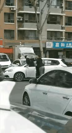 看样子不是右边大哥的错
为什么这么认为，因为他比较仗义，都处在争吵中了，当发现对