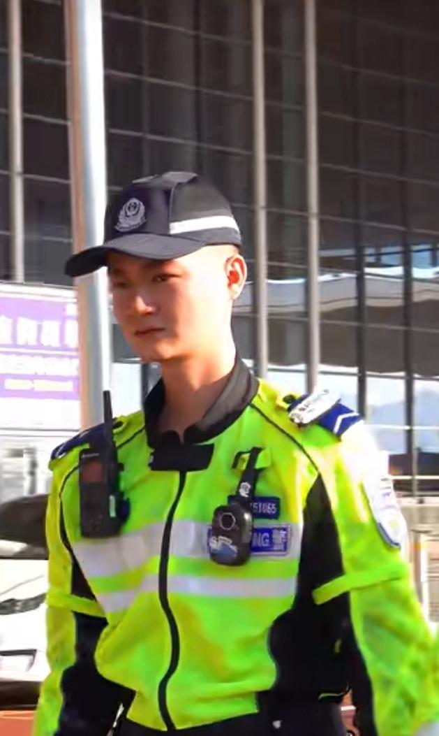 辅警是警务社会化与资源约束平衡的产物 ！

改革开放后城市化加速、人口流动剧增，