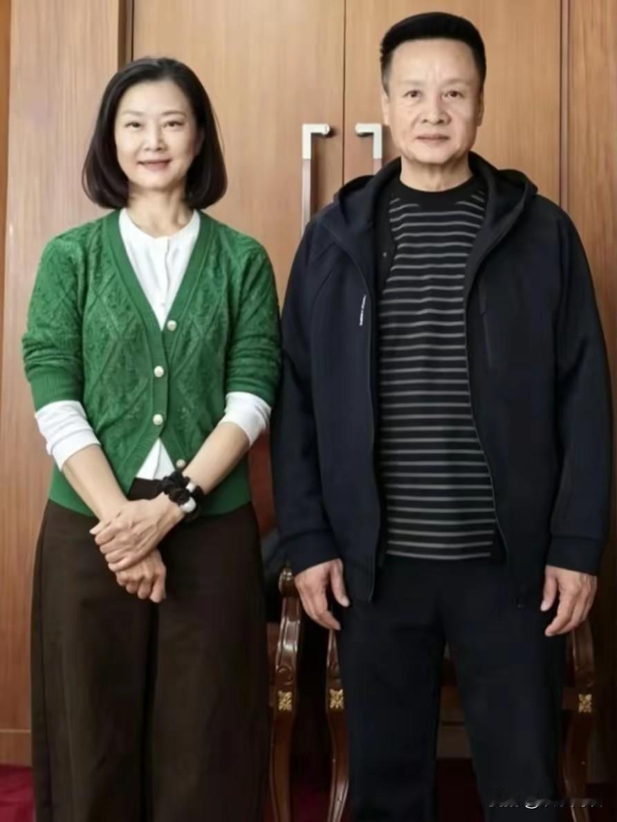 左边这位女歌唱家，大家还能认出来吗？她的歌曲家喻户晓，十分接地气，嗓音甜美又极具
