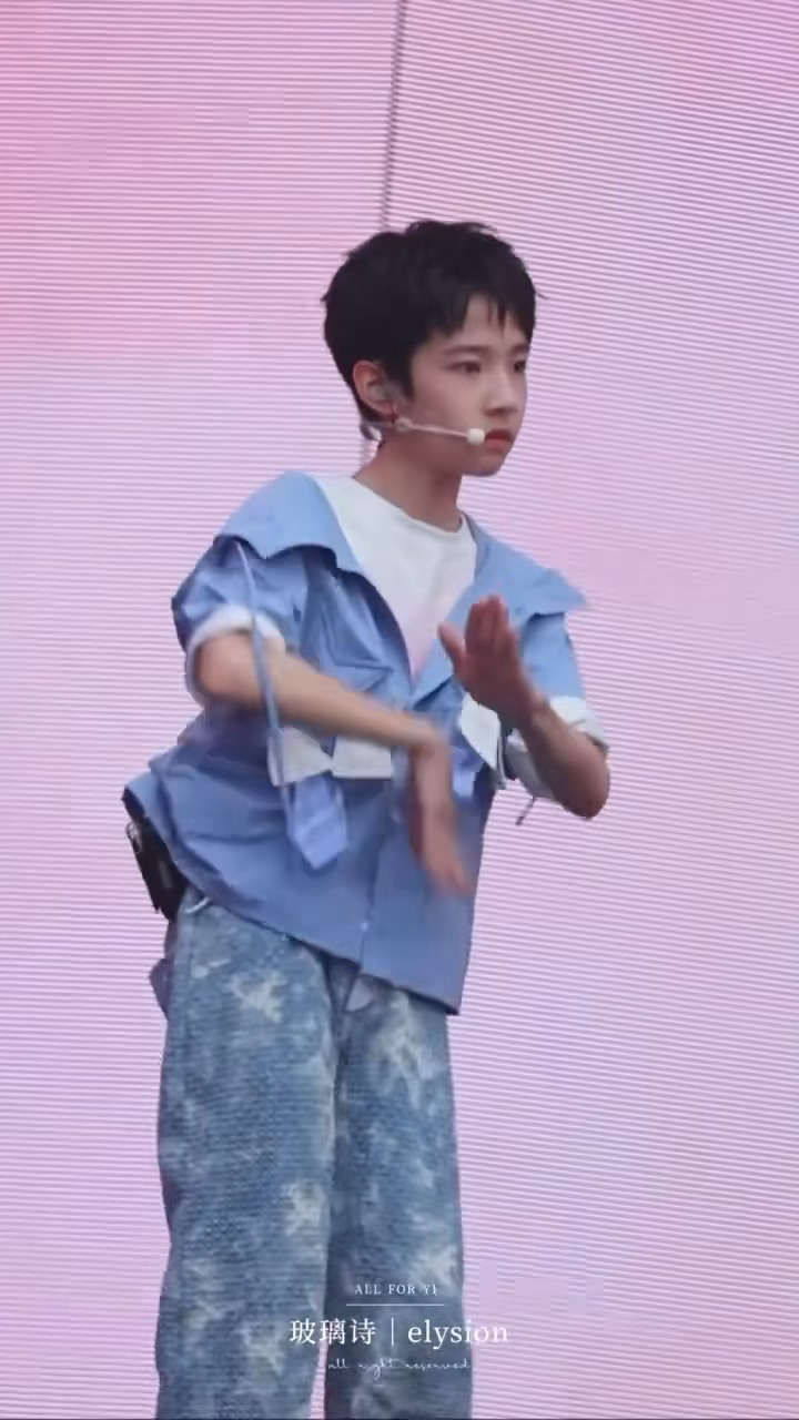 终于知道为啥佟弋只争门面，不争主唱和主舞了，这个唱功和舞蹈也太幽默了