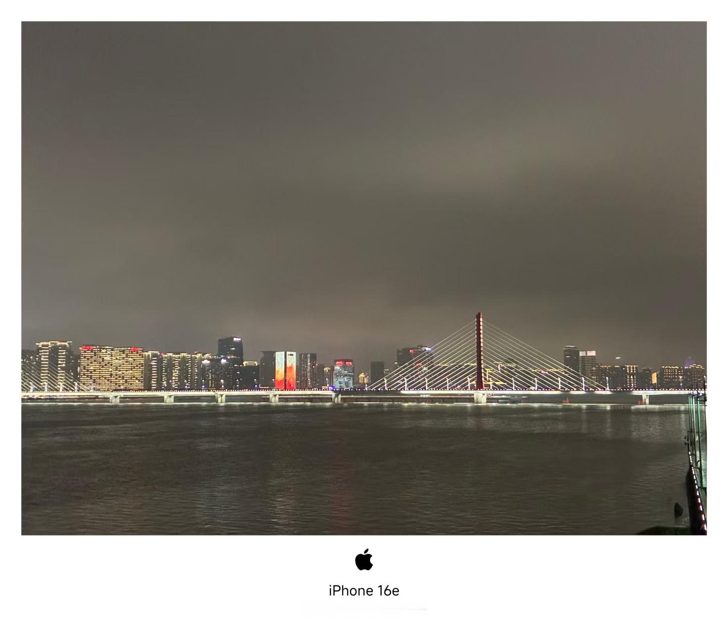 使用iPhone16e 在雨雾天的杭州拍摄城市阳台夜景缺乏长焦镜头确实少了捕捉远