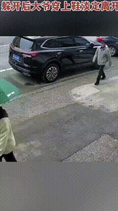 路上一位大爷正悠闲走路，突然一辆汽车失控直冲过来！危急时刻大爷反应超快，猛地侧身