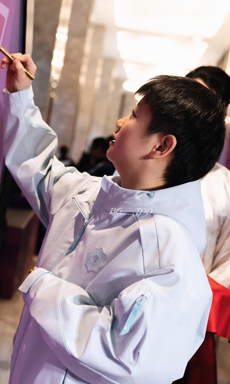 孙颖莎去哪里都是生动活泼的小猫，笑的开心，姿势很帅，玩的开，耶耶！
看着小莎的表