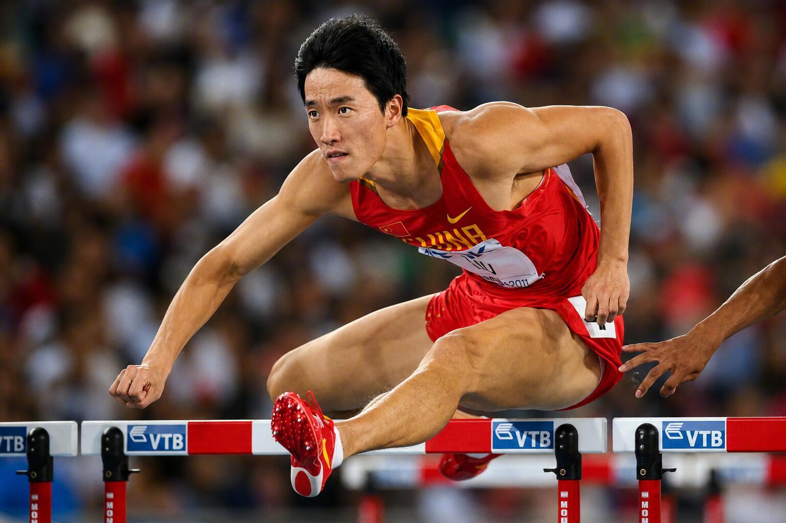 刘翔职业生涯高光时刻 刘翔职业生涯的高光时刻！他不仅跨越了栏架，更跨越了偏见与极