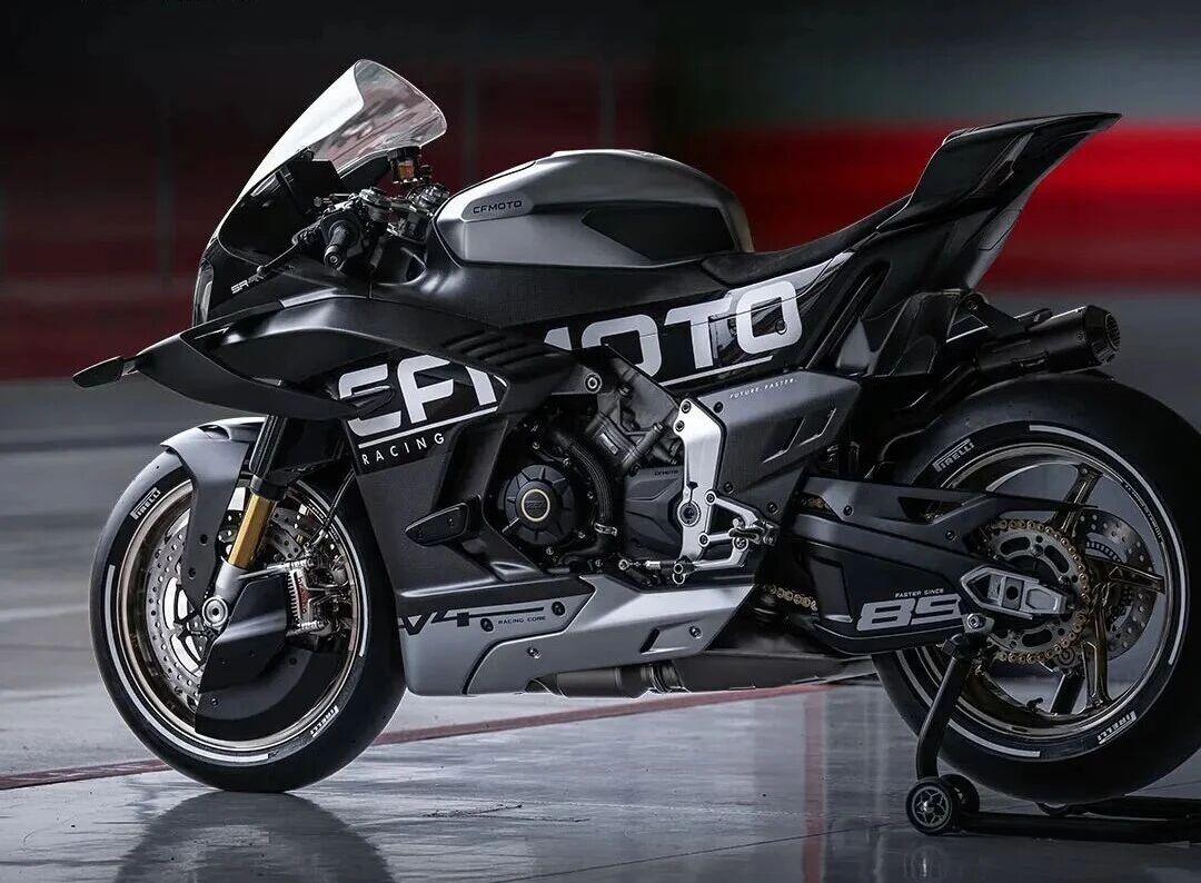 春风公升V4跑车 V4 SR-RR亮相米兰车展，搭载了997cc V型四缸发动机