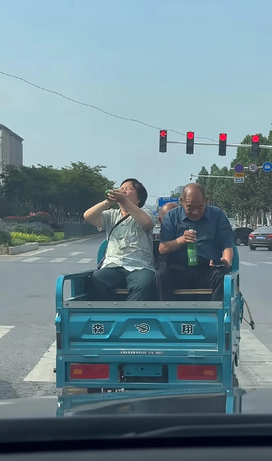 这大爷大娘够帅气的