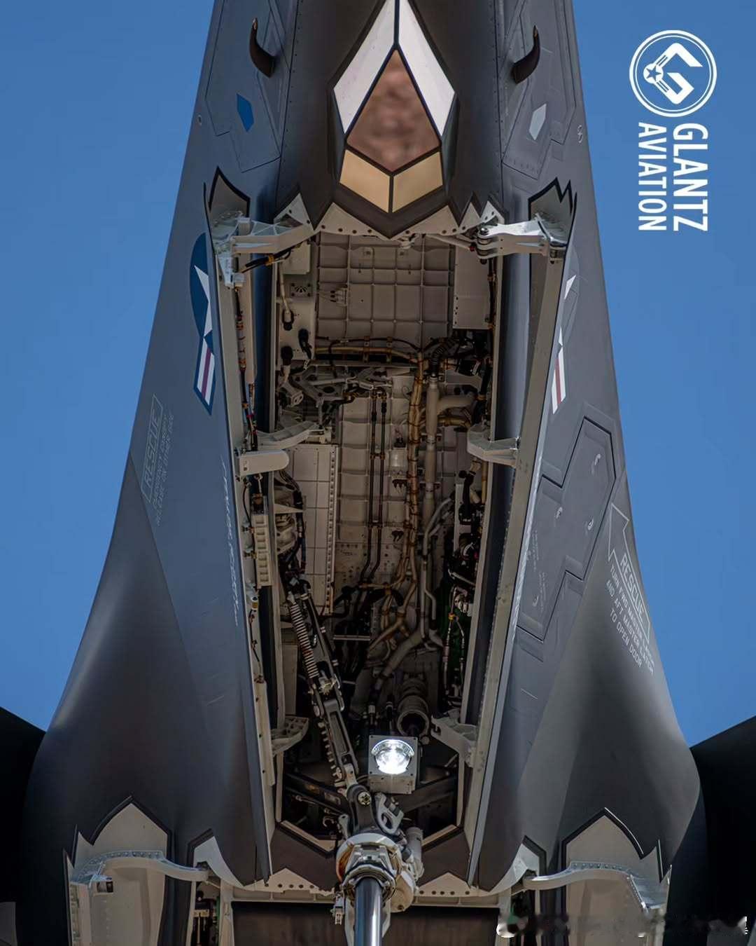 烽火问鼎计划 悬停中的F-35B菊花特写，作者Glantz AviationF-