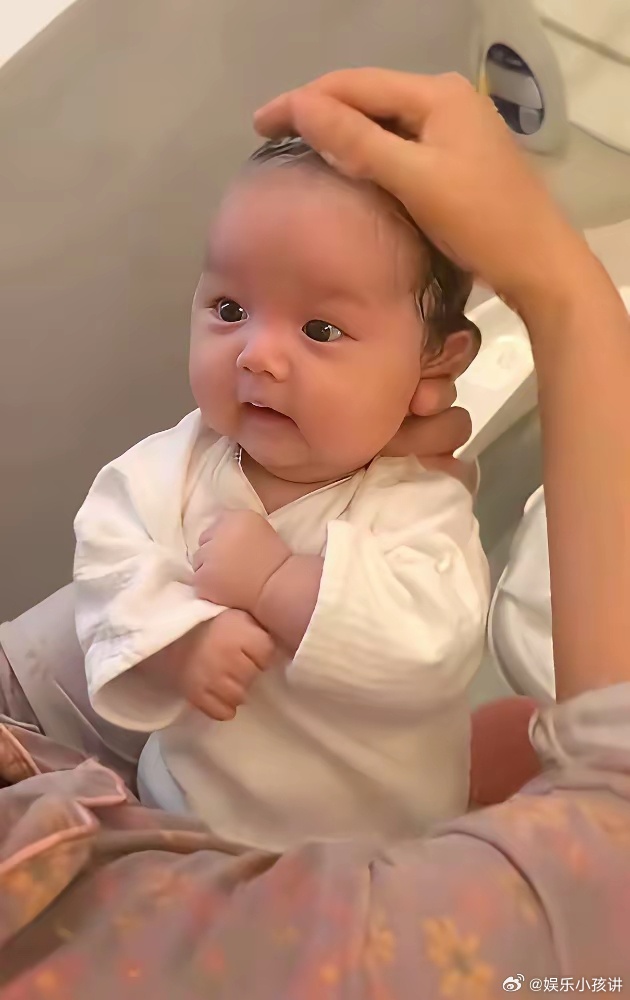 镜头里，马筱梅面对小玥儿的出镜要求，用“这是她的私人空间”挡回去；下一秒，画面落