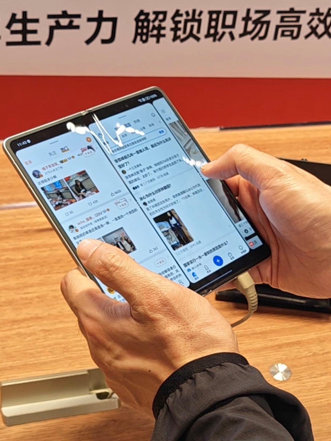 大折叠屏怎么选？当然是要看生产力。荣耀Magic V6全面优化了三分屏功能，同框