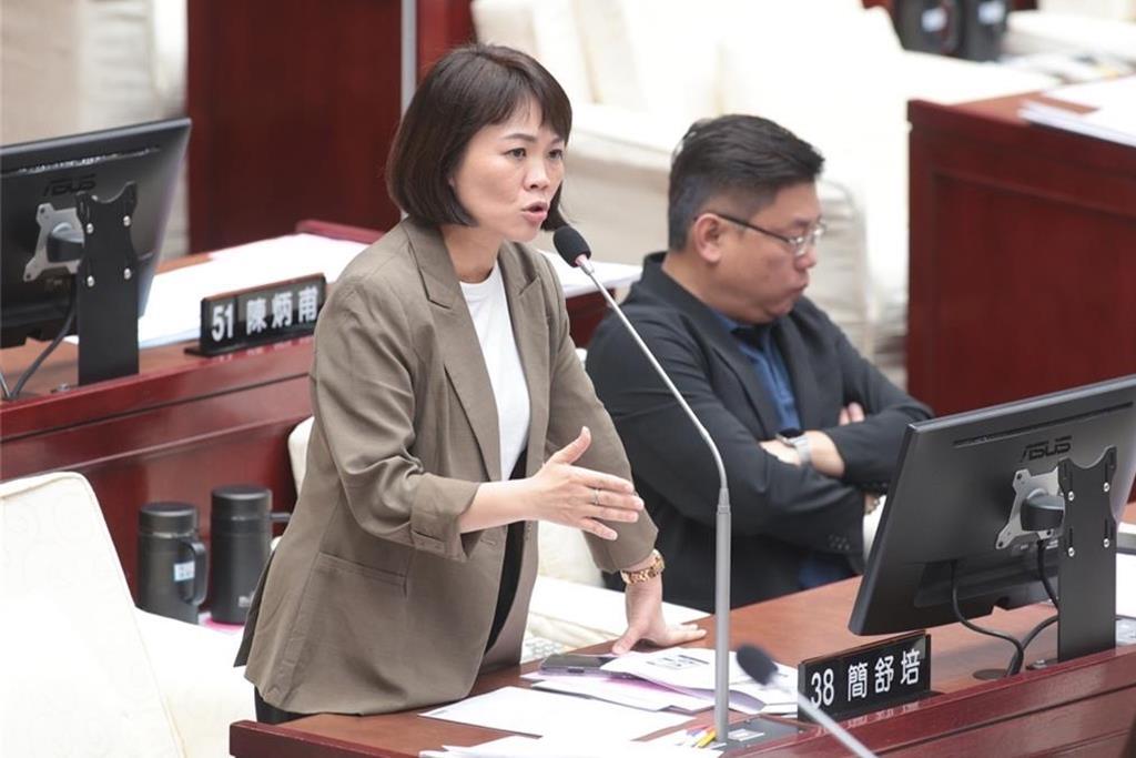 金华校长拍片澄清 简舒培扯周子瑜 蓝轰：真当台北市民好骗？
民进党北市议员简舒培