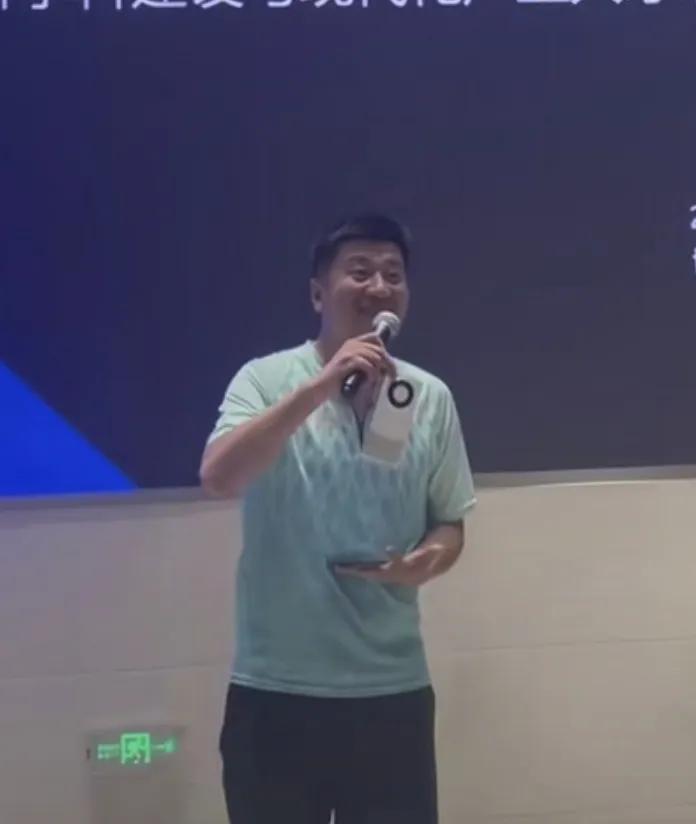 
你看都这么大岁数了
都为人师表了
就不能沉稳点吗[呲牙][呲牙][呲牙]

没