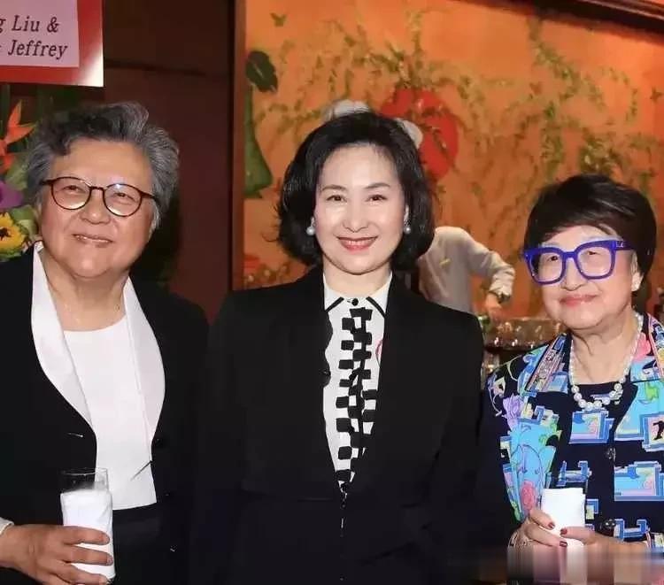被豪门千金何超琼惊艳了，她自带女王光环，美到骨子里！

何超琼容貌秀丽，学识渊博