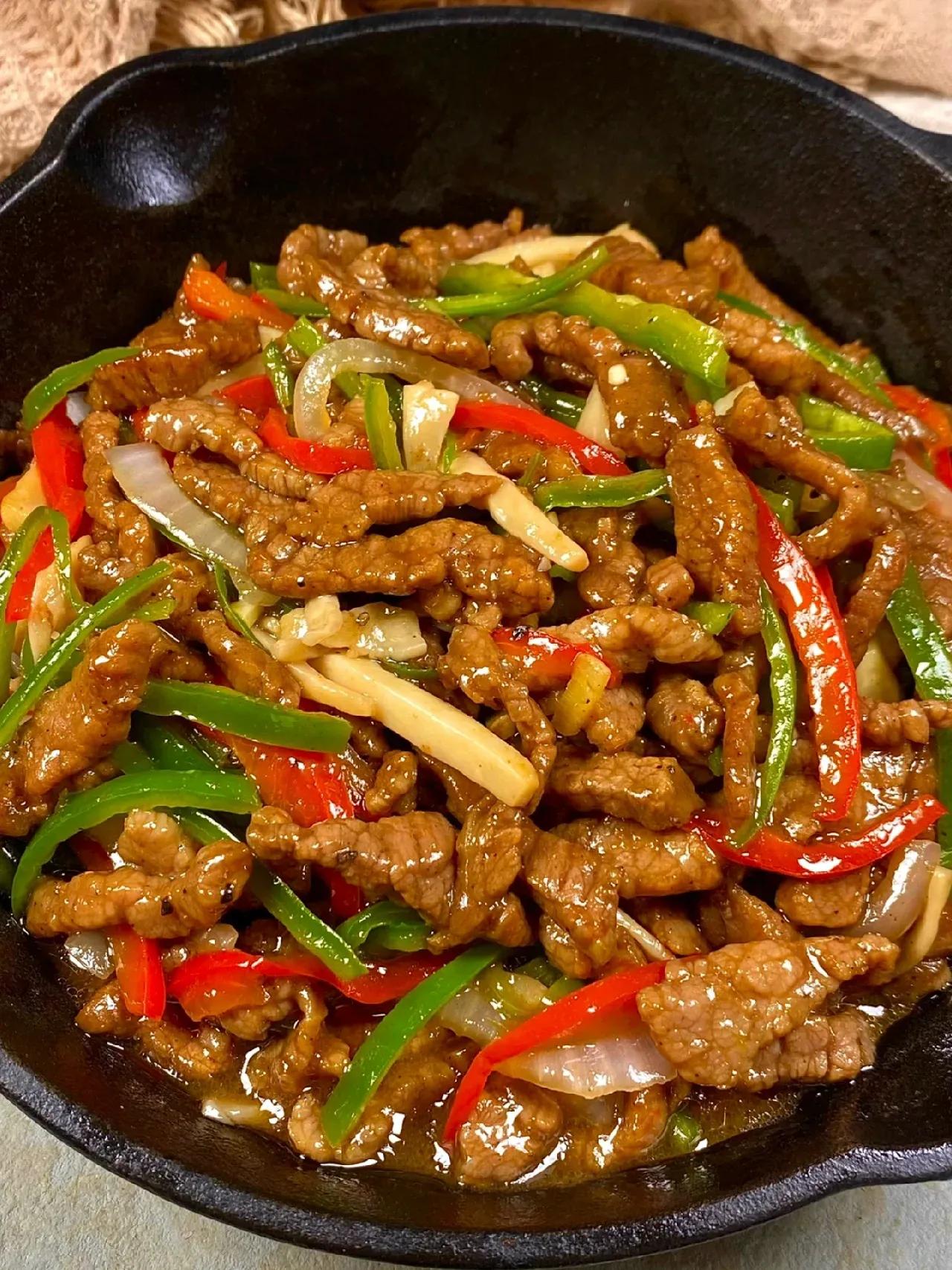 黑椒杏鲍菇牛肉！嘎嘎香！这样做一盘都不够吃

牛肉椒香嫩滑，杏鲍菇嫩滑可口！香辣