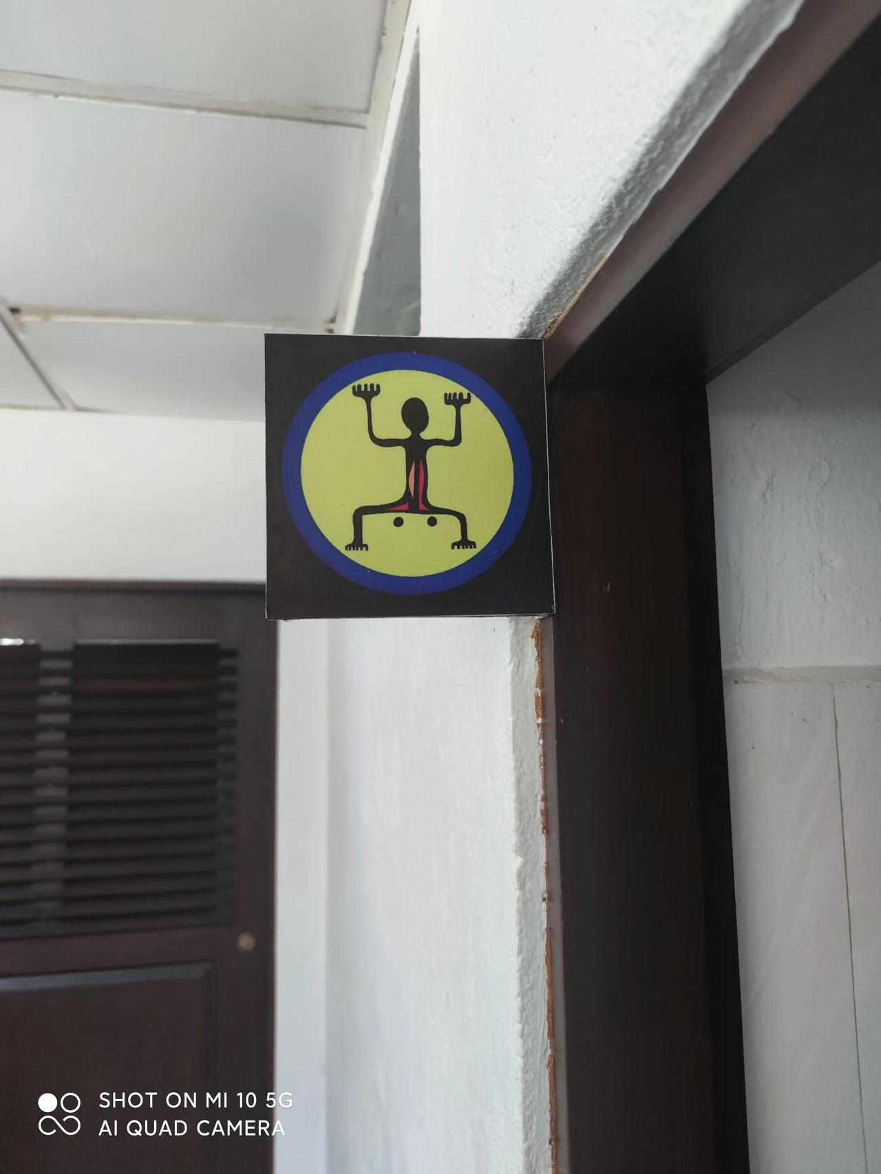 中午在海边饭店吃饭，打算上厕所，但是这个奇葩的的男女厕所标识，就是点点有点不同，